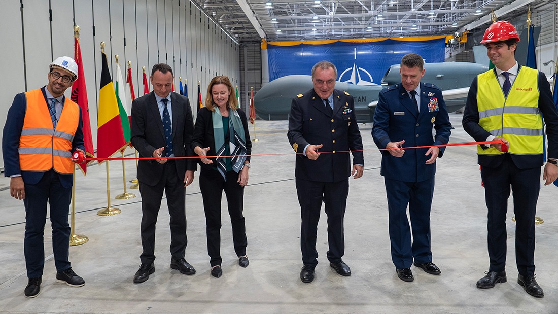 Da sinistra a destra: Dott. Emanuele Meli, Chair of the NATO Investment Committee; Generale Ispettore Giancarlo Gambardella, Direttore di GENIODIFE, Ms Stacy Cummings, NSPA General Manager e Brigadier General Andrew Clark, NAGSF Commander, al taglio del nastro durante la cerimonia.